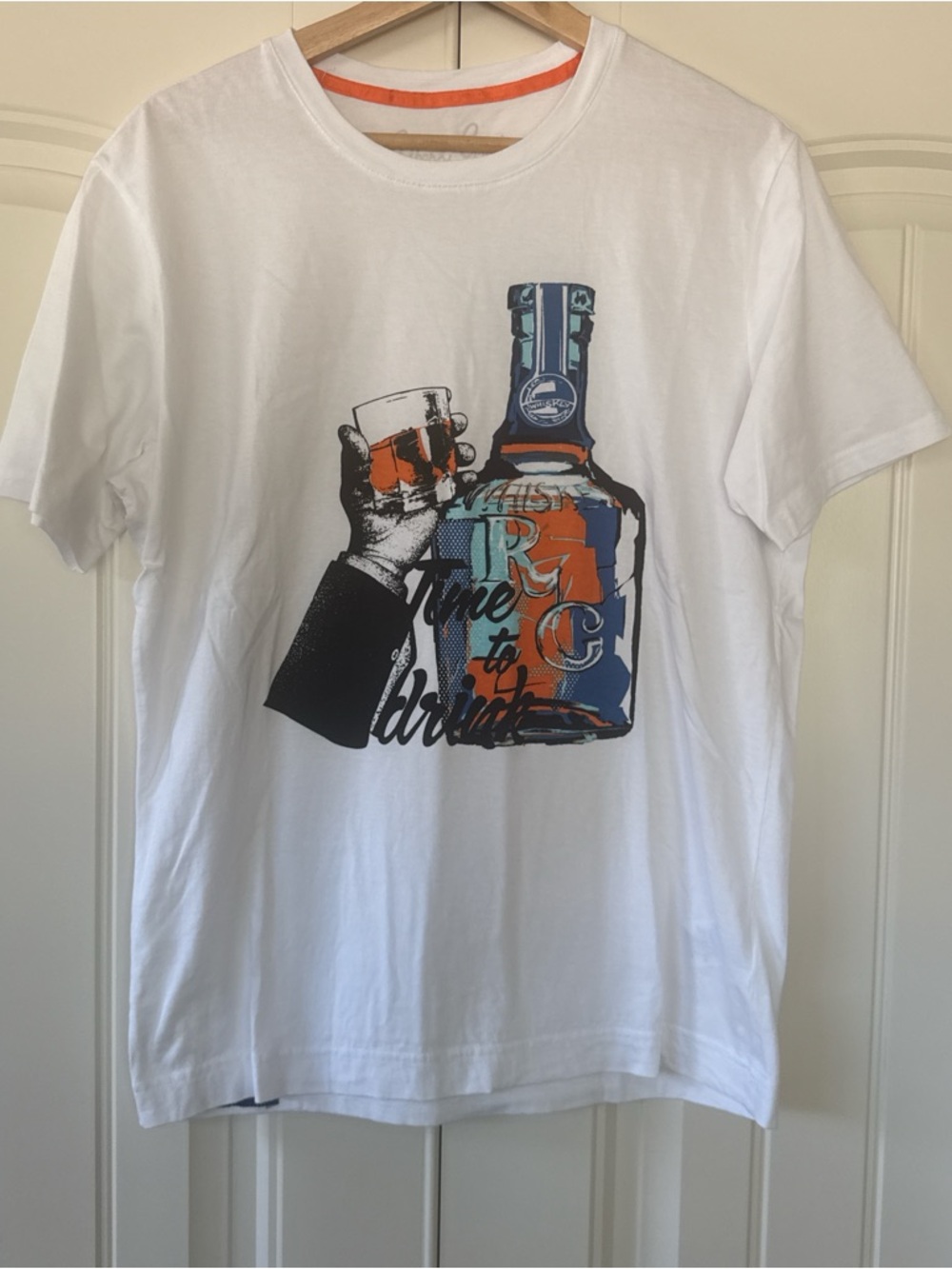 Robert Graham White Graphic Men’s T-Shirt with Bottle and Glass Print size Med